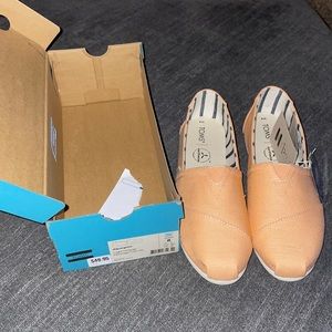 Brand New light orange Toms